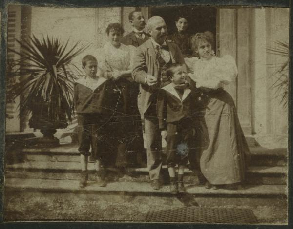 Ritratto di famiglia - Uomini, donne e bambini - Esterno, casa, gradini