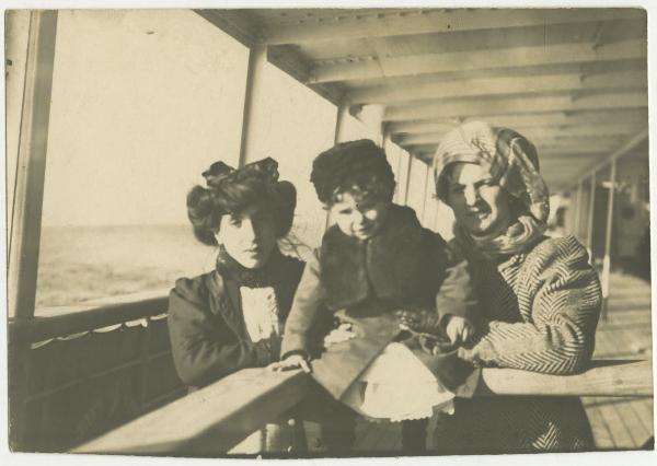 Ritratto di gruppo - Elvira Lazzaroni con il figlio Roberto Metlicovitz e altra donna - Esterno, ponte di una nave