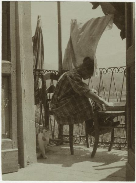 Ritratto femminile - Donna seduta sul balcone - Gatto