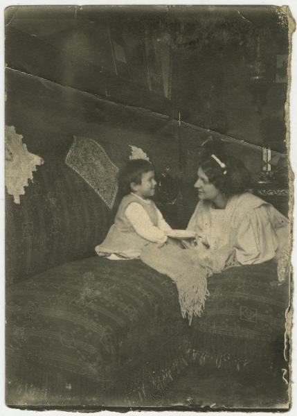 Ritratto di famiglia - Elvira Lazzaroni con la figlia Leopolda Metlicovitz - Interno, casa