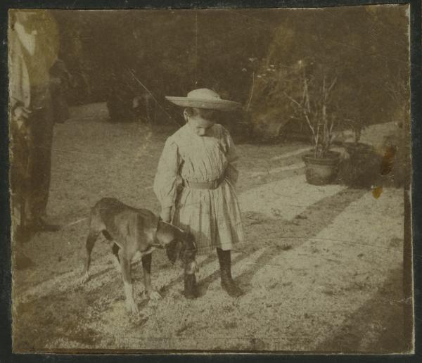 Esterno, cortile - Bambina con cane