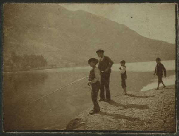 Lago - Ragazzo con canna e gruppo di bambini sulla riva - Pesca