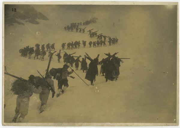 Prima Guerra Mondiale - Gruppo di militari, alpini in marcia nella neve - Montagna, Alpi Retiche