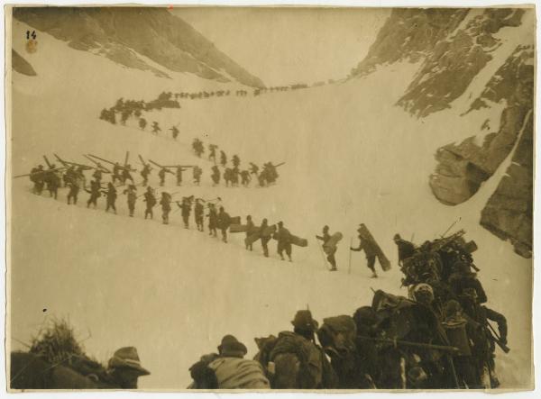 Prima Guerra Mondiale - Gruppo di militari, alpini in marcia nella neve - Montagna, Alpi Retiche