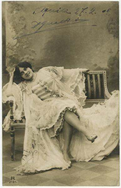 Ritratto femminile - Ragazza seduta su un divanetto