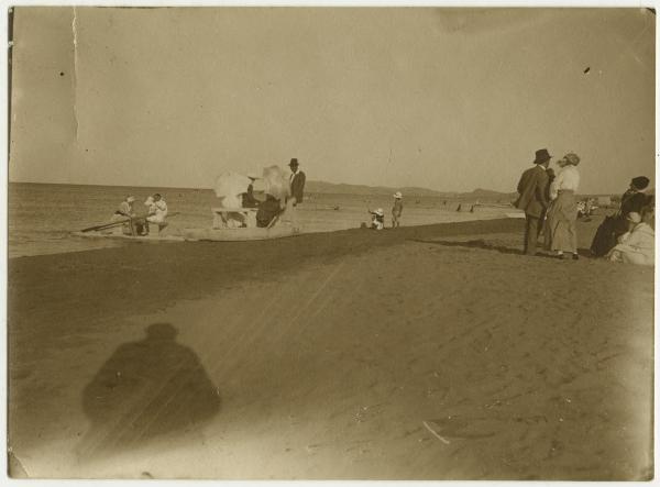 Mare veduta - Gruppo di persone sulla spiaggia - Ombra di Leopoldo Metlicovitz