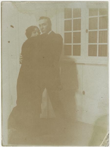 Ritratto di coppia - Donna e uomo - Abbraccio - Interno, casa