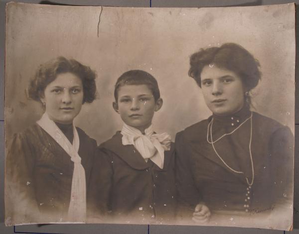Ritratto di famiglia - Elvira Lazzaroni con altra donna e bambino