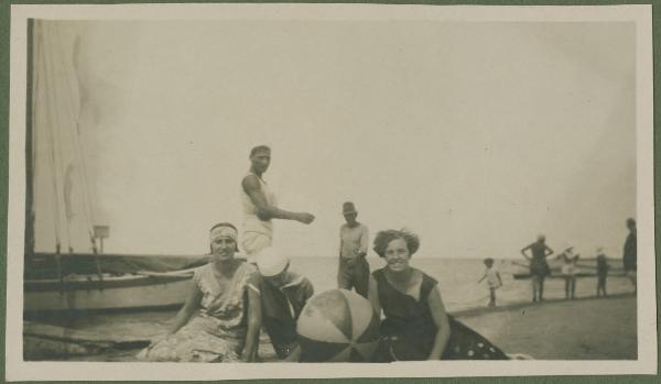 Ritratto di gruppo - Fulvia, Leli e Marieda Di Stefano sedute sulla spiaggia con pallone - Uomini - Barche sullo sfondo - Cattolica
