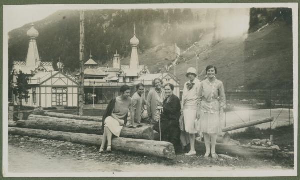 Ritratto di gruppo - Marieda Di Stefano con le sorelle Leli, Fulvia e altre donne - Valfurva - Santa Caterina