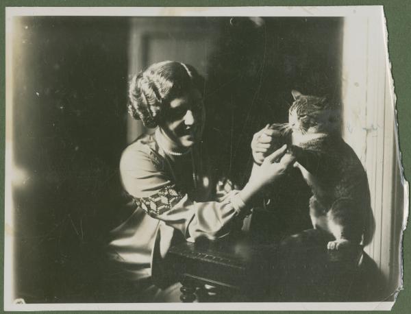 Ritratto femminile - Marieda Di Stefano con il gatto Miciotto in piedi su un tavolino - Milano - Casa - Interno