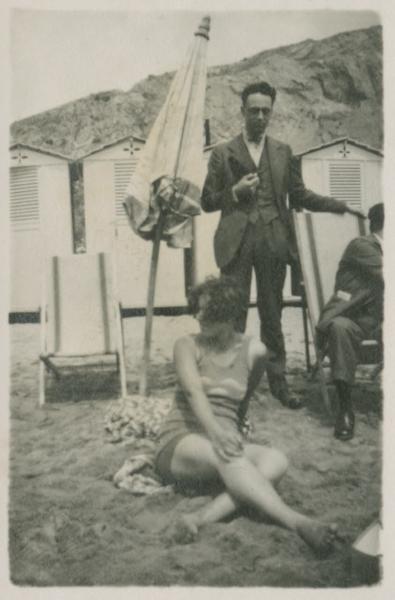 Ritratto di coppia - Marieda Di Stefano seduta sulla spiaggia e Cesare Mendini - Mare, spiaggia