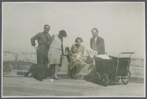 Ritratto di gruppo - Marieda Di Stefano con il marito Antonio Boschi e altra coppia con neonato - Cirò, strada