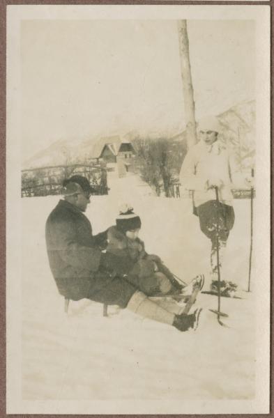 Ritratto di gruppo - Mariuccia Mendini sugli sci, uomo con Gigi Bosisio sullo slittino - Piste da sci - Neve - Cremeno: Maggio