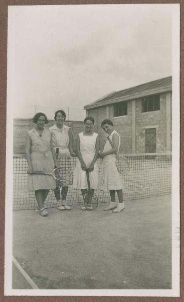 Ritratto di gruppo femminile - Marieda Di Stefano con la sorella Leli e altre ragazze sul campo di tennis