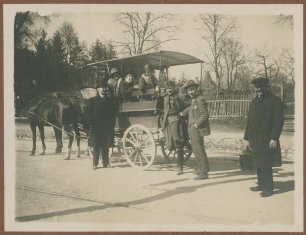 Ritratto di gruppo - Antonio Boschi con due uomini, un militare e donne in carrozza - Esterno - Strada
