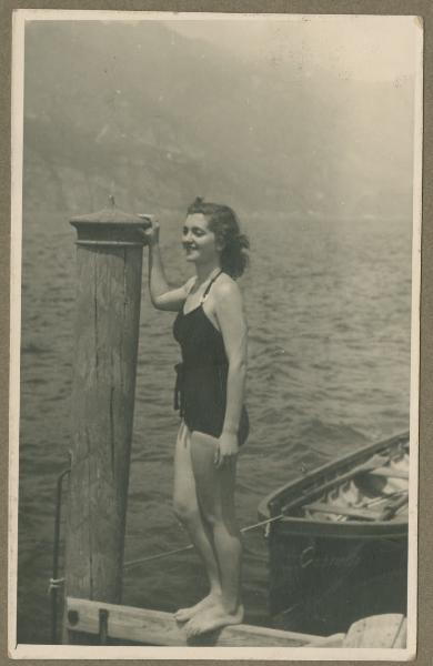 Ritratto femminile - Donna sul pontile - Lago di Garda
