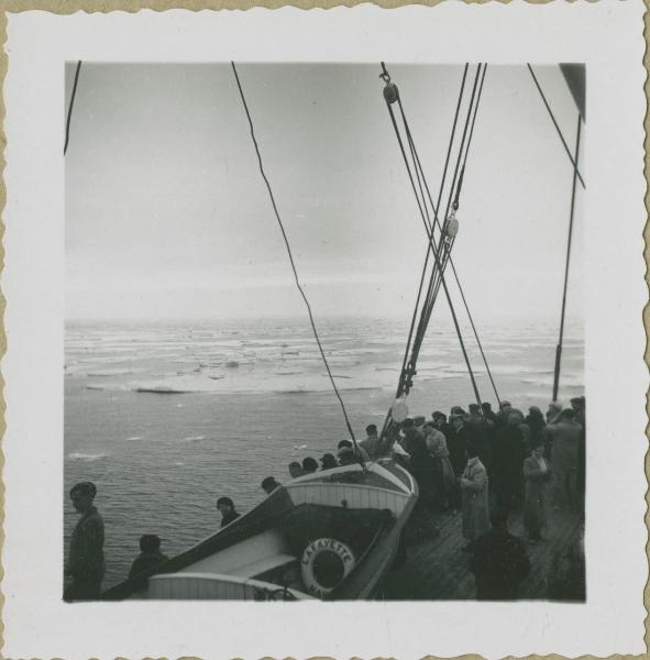 Mare Glaciale Artico - Banchisa - Gruppo di persone, passeggeri sul piroscafo Lafayette