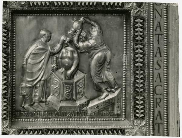 Lamina d'argento dorato lavorata a sbalzo - Altare d'Oro - fronte posteriore - Storie di Sant'Ambrogio - Battesimo di Ambrogio - Vuolvino - Milano - basilica di Sant'Ambrogio
