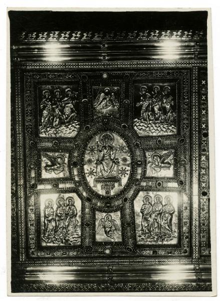 Lamina d'oro lavorata a sbalzo - Altare d'Oro - pannello centrale della fronte anteriore - Storie di Cristo - scultore ignoto - Milano - basilica di Sant'Ambrogio