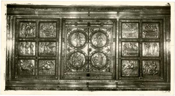 Lamina d'argento dorato lavorata a sbalzo - Altare d'Oro - fronte posteriore - Storie di Sant'Ambrogio - Vuolvinio - Milano - basilica di Sant'Ambrogio