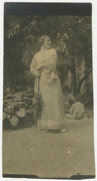 Ritratto femminile - Elvira Lazzaroni, con ombrello e scialle - Bambini sullo sfondo - Esterno, giardino