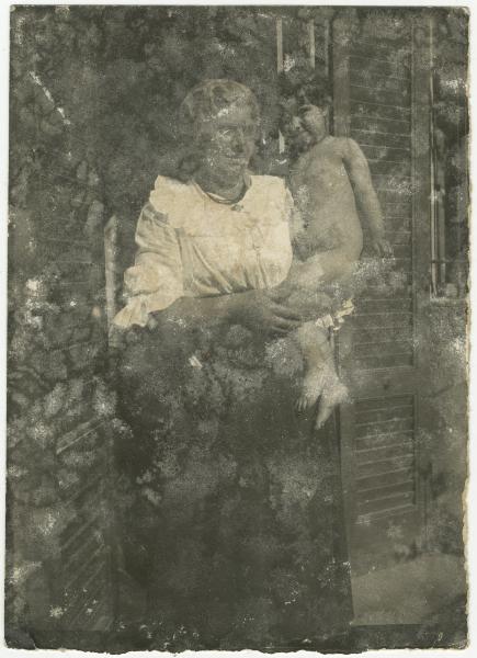 Ritratto di famiglia - Donna anziana con Leopolda Metlicovitz nuda in braccio - Esterno