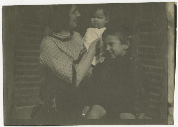 Ritratto di famiglia - Elvira Lazzaroni con i figli Leopolda e Roberto Metlicovitz