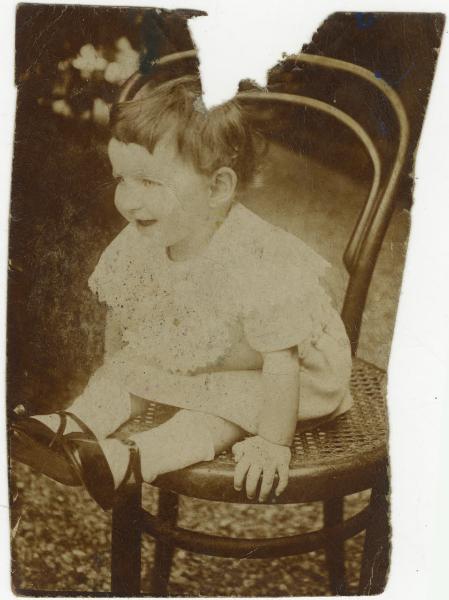 Ritratto infantile - Bambina seduta su sedia Thonet - Esterno