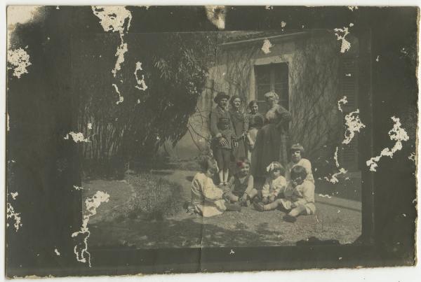 Ritratto di famiglia - Teresa Lazzaroni con altre donne, uomini e bambini - Esterno, giardino