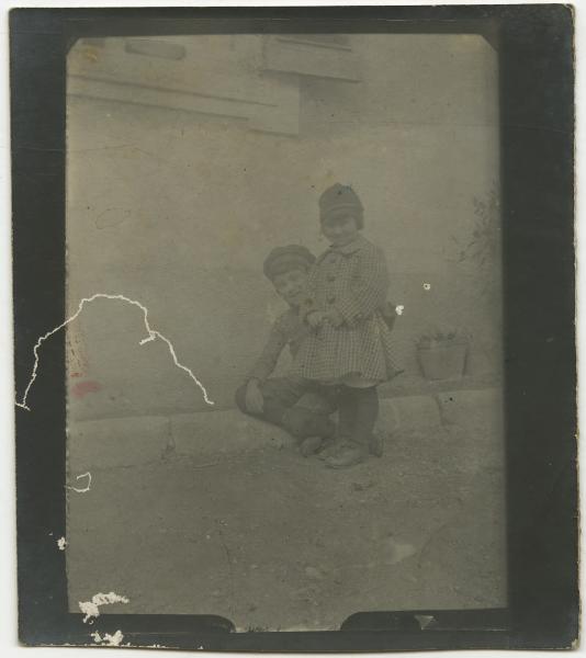 Ritratto di bambini - Roberto Metlicovitz con la sorella Leopolda - Esterno, strada