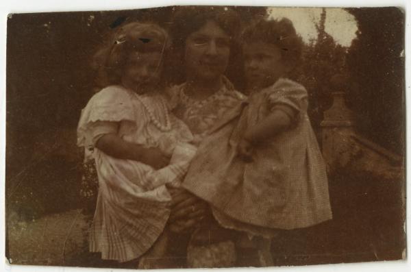 Ritratto di famiglia - Elvira Lazzaroni con in braccio il figlio Roberto Metlicovitz e altra bambina - Esterno, giardino