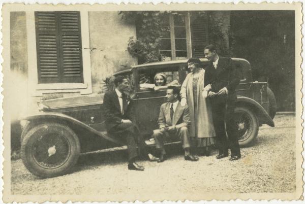 Ritratto di gruppo - Leopolda Metlicovitz con la madre Elvira Lazzaroni e altri ragazzi - Automobile - Ponte Lambro - Casa Metlicovitz, cortile