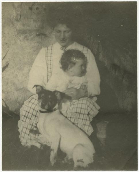 Ritratto di famiglia - Elvira Lazzaroni con Roberto Metlicovitz in braccio - Cane - Esterno