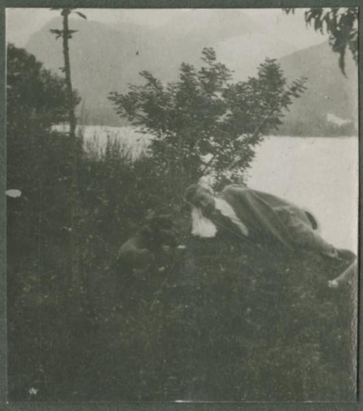 Ritratto maschile - Uomo sdraiato con cane - Esterno - Prato - Lago - Montagne