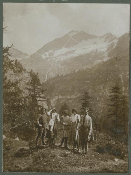 Ritratto di gruppo - Ragazzi e ragazze in un prato - Esterno - Montagne - Escursione