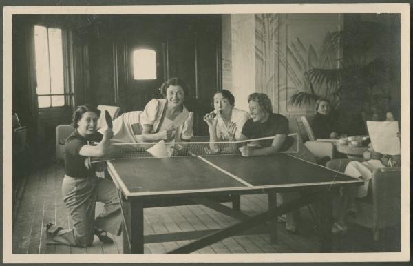 Ritratto di gruppo femminile - Marieda Di Stefano con altre tre donne al tavolo del ping-pong - Nave da crociera - Interno