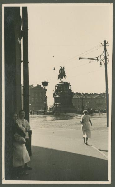 San Pietroburgo - Piazza Sant'Isacco - Monumento a Nicola I di Russia, statua equestre - Donne