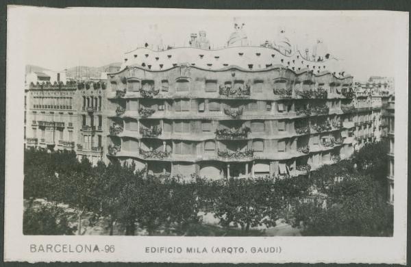Barcellona - Casa Milà, La Pedrera - Facciata esterna - Architetto Antoni Gaudí