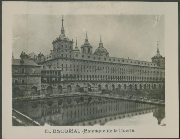 San Lorenzo de El Escorial (Madrid) - Monastero El Escorial - Facciata - Giardino - Laghetto