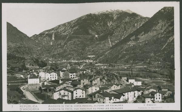 Andorra La Vella - Veduta - Case - Pirenei, montagne - Valle - Les Escaldes sullo sfondo