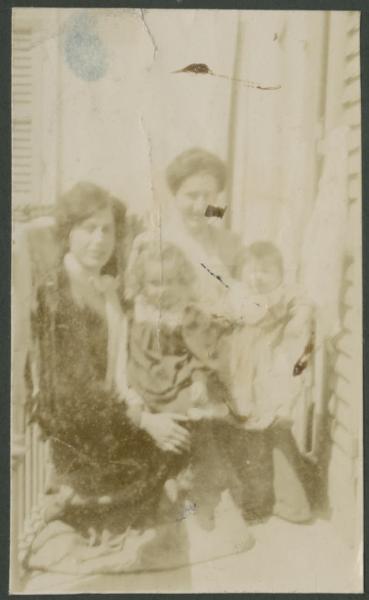 Ritratto di famiglia - Marieda Di Stefano con la madre Mariettina, altra donna e bambino - Esterno - Casa - Balcone
