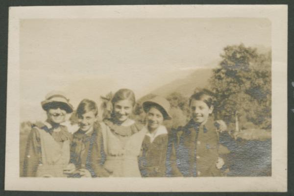 Ritratto di gruppo - Marieda Di Stefano con le sorelle Fulvia, Leli, i fratelli Marco, Agostino - Esterno - Montagna - Escursione
