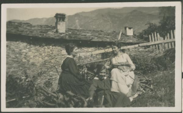 Ritratto di gruppo femminile - Marieda Di Stefano con la madre Mariettina e altra donna sedute in un prato - Esterno - Montagna - Baita