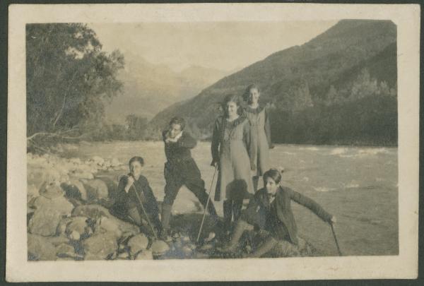 Ritratto di gruppo - Marieda Di Stefano con la sorella Fulvia, i fratelli Marco, Agostino e altro ragazzo sulla riva di un fiume - Esterno - Montagna - Escursione