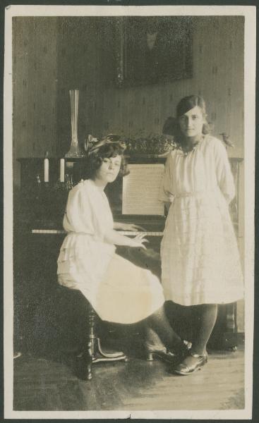 Ritratto femminile - Marieda Di Stefano al pianoforte con la sorella Fulvia - Milano - Casa - Interno