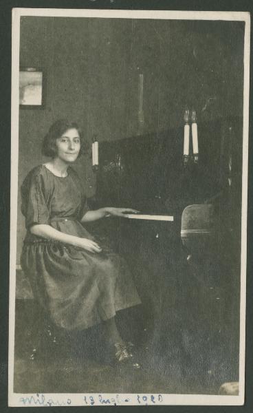 Ritratto femminile - Gioconda [...] seduta al pianoforte - Milano - Casa di Marieda Di Stefano - Interno