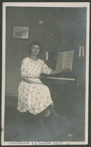 Ritratto femminile - Lydia Fiorentini seduta al pianoforte - Milano - Casa di Marieda Di Stefano - Interno