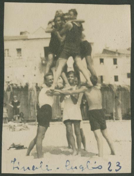 Ritratto di gruppo - Ragazzi in costume da bagno - Gioco, acrobati - Finale Ligure: Finalme Marina - Mare - Spiaggia