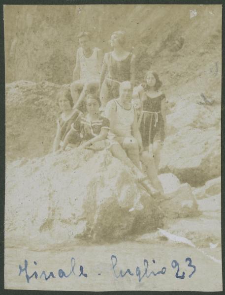 Ritratto di gruppo - Marieda Di Stefano con altri ragazzi e uomo in costume da bagno su uno scoglio - Finale Ligure - Mare - Spiaggia